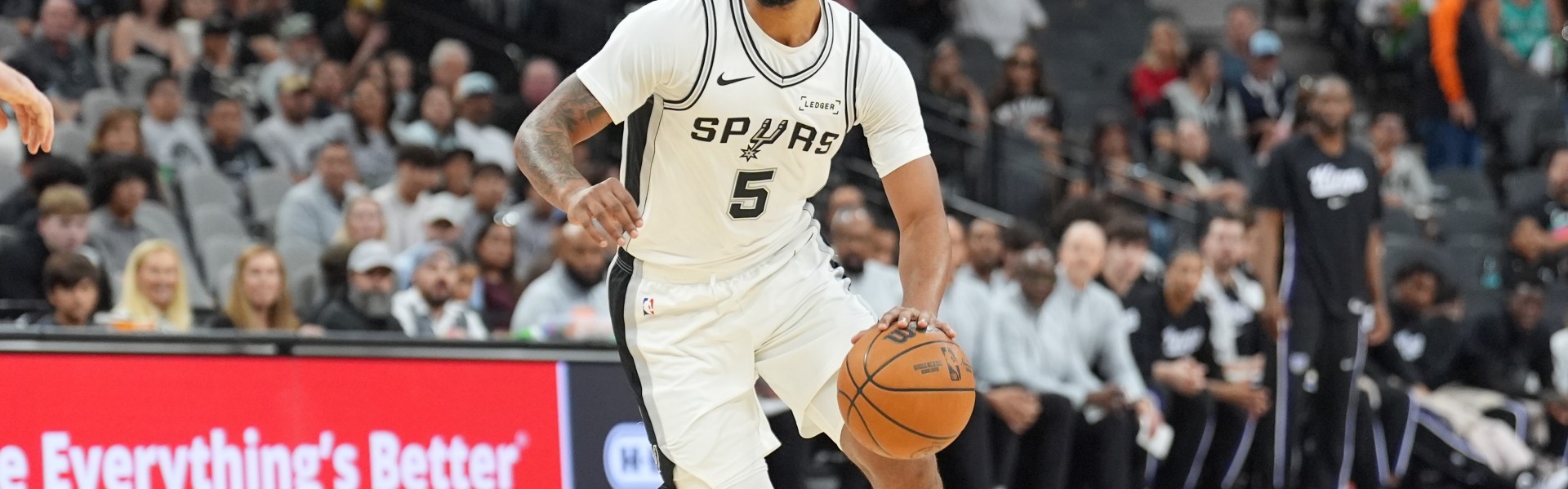 开云体育入口-超越石佛！卡斯尔单场至少30分10板5助且命中率65%+ 队史最年轻