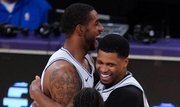 开云体育入口-马刺连克洛杉矶双雄 三分球成银黑军团新武器